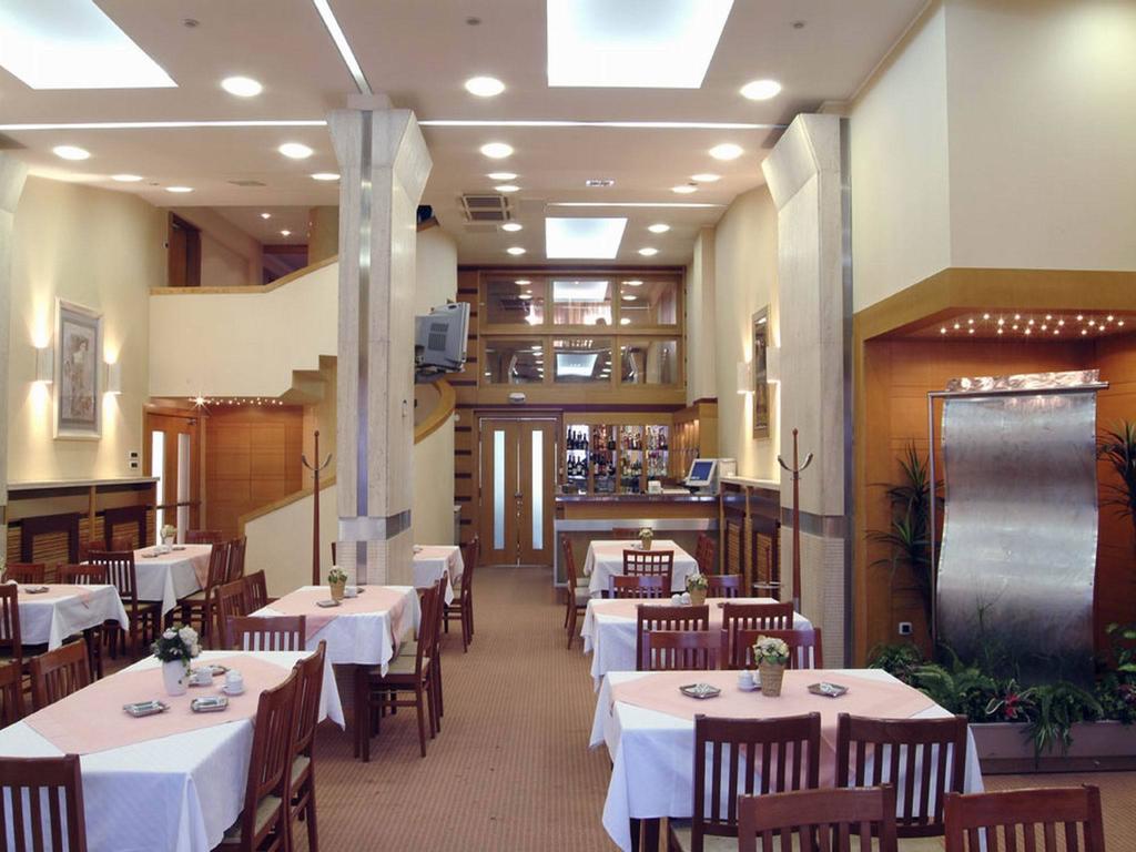 Tadz Hotel Нови-Пазар Ресторан фото
